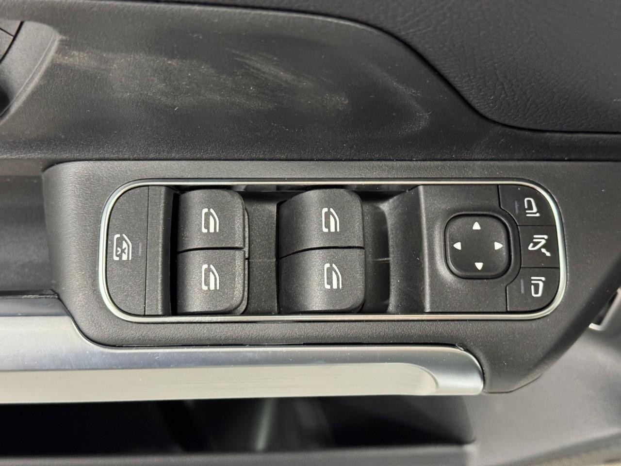 Mercedes-Benz GLB Vehicle Full-screen Gallery Image 25