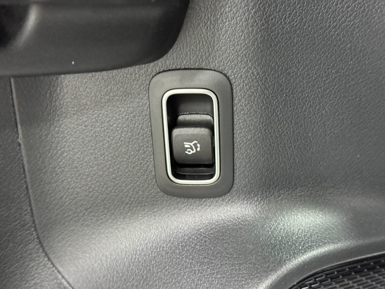 Mercedes-Benz GLB Vehicle Full-screen Gallery Image 26