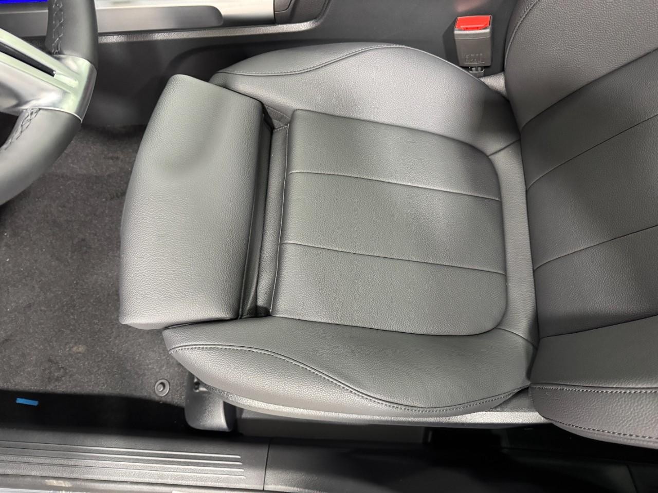 Mercedes-Benz GLB Vehicle Full-screen Gallery Image 28