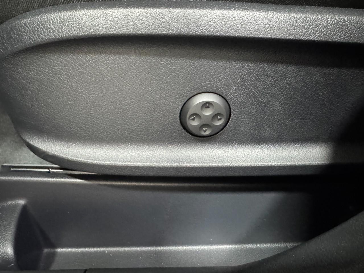 Mercedes-Benz GLB Vehicle Full-screen Gallery Image 29