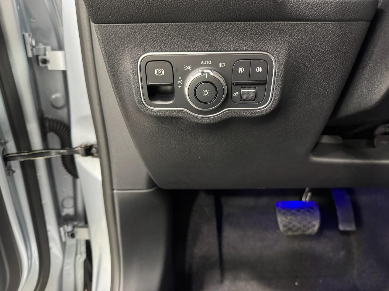 Mercedes-Benz GLB Vehicle Full-screen Gallery Image 30