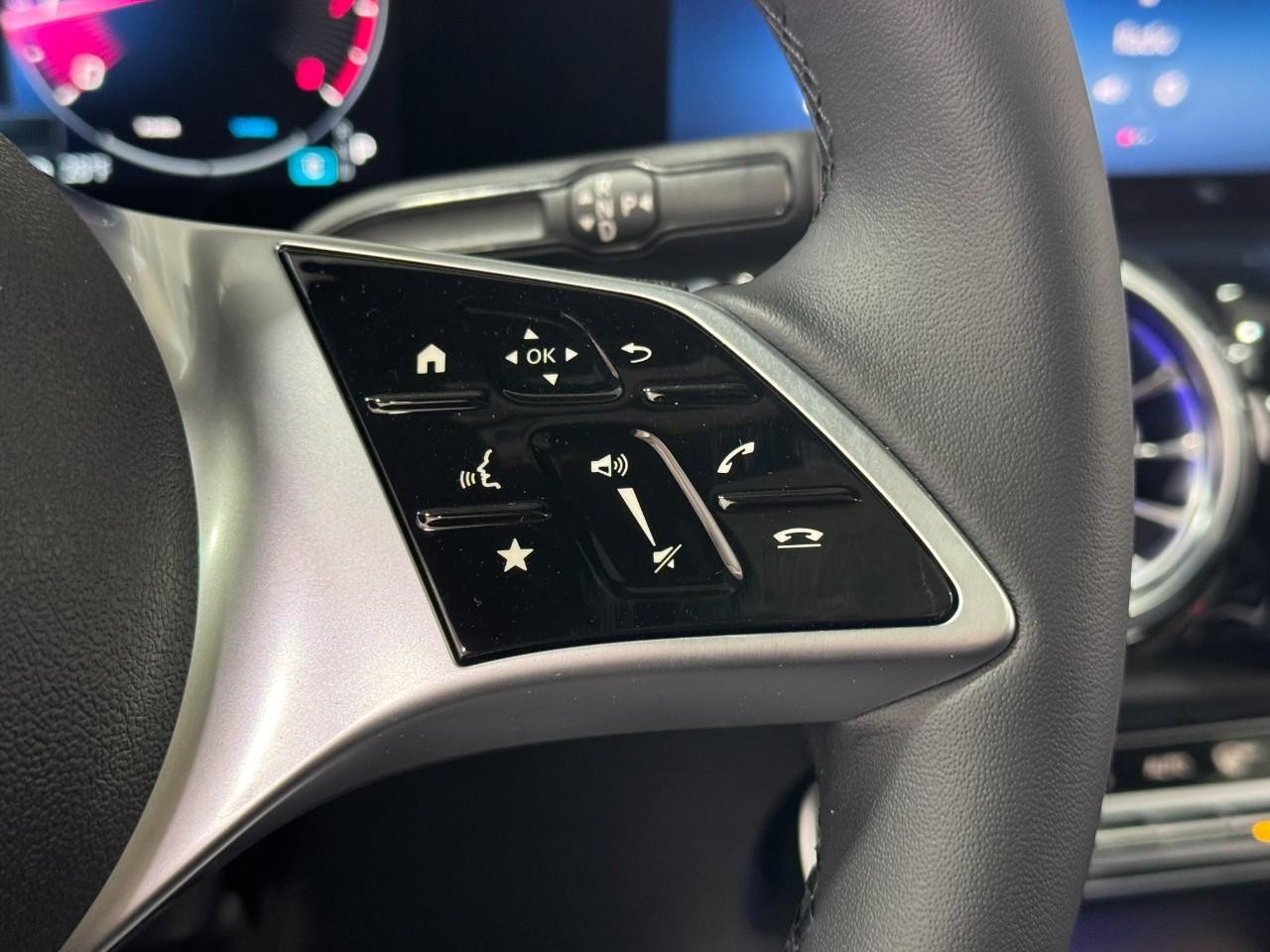 Mercedes-Benz GLB Vehicle Full-screen Gallery Image 32