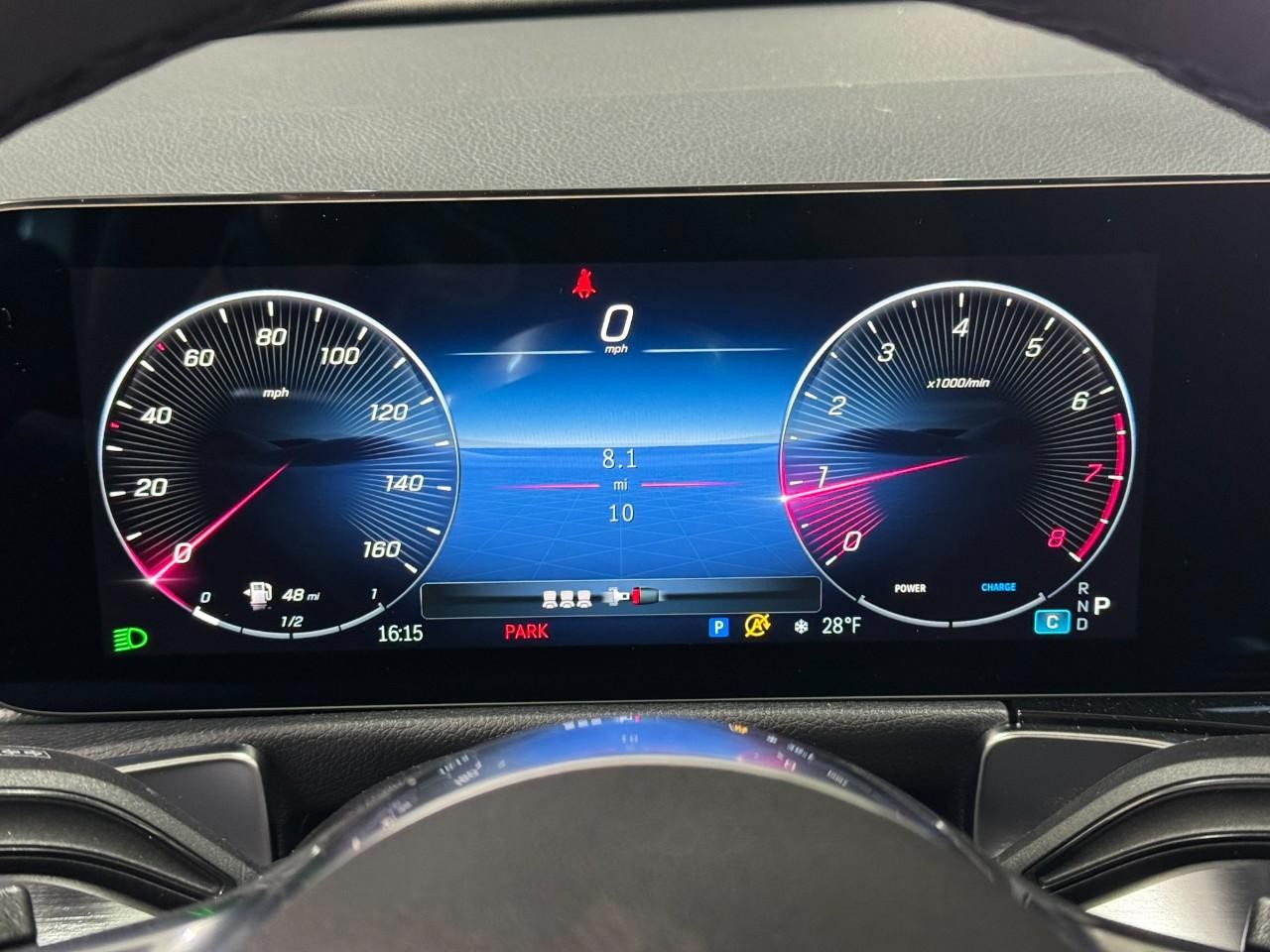 Mercedes-Benz GLB Vehicle Full-screen Gallery Image 33