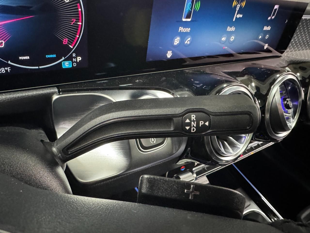 Mercedes-Benz GLB Vehicle Full-screen Gallery Image 34