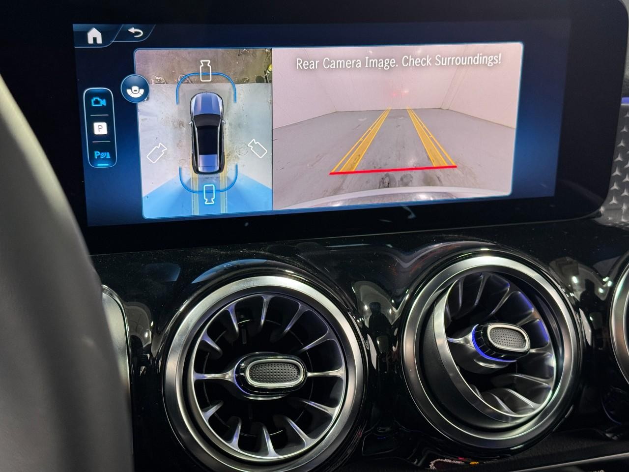 Mercedes-Benz GLB Vehicle Full-screen Gallery Image 35