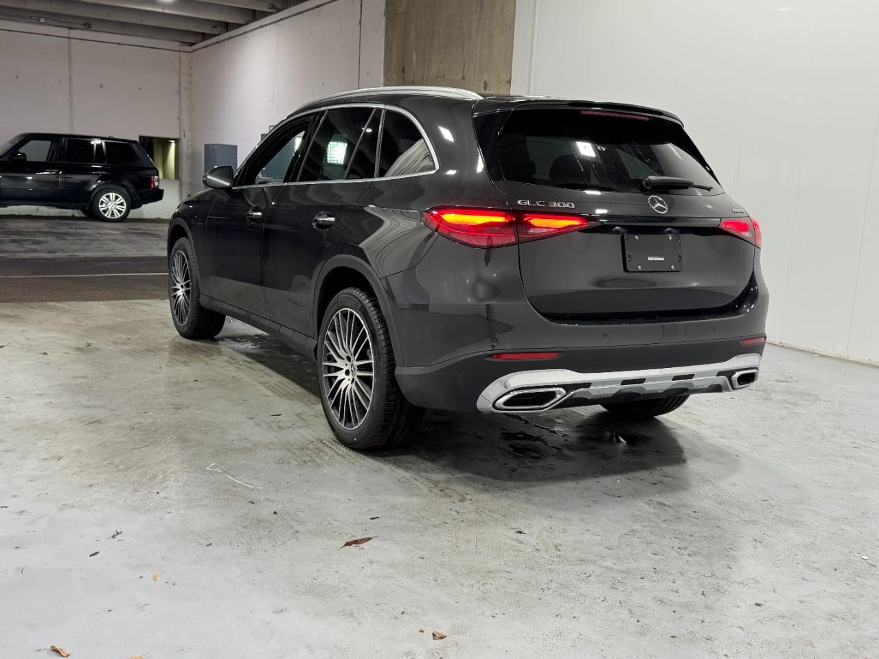 Mercedes-Benz GLC Vehicle Full-screen Gallery Image 3