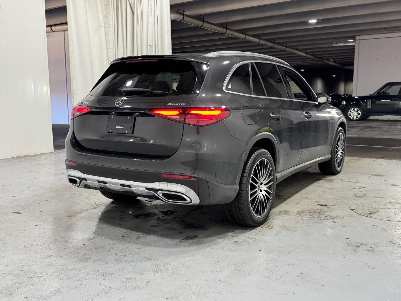 Mercedes-Benz GLC Vehicle Full-screen Gallery Image 4