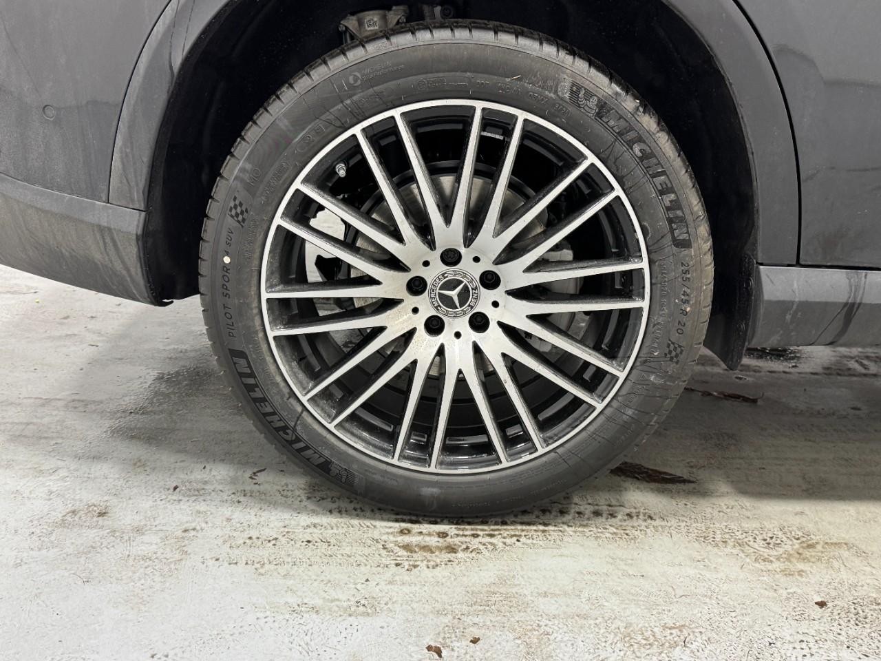 Mercedes-Benz GLC Vehicle Full-screen Gallery Image 5