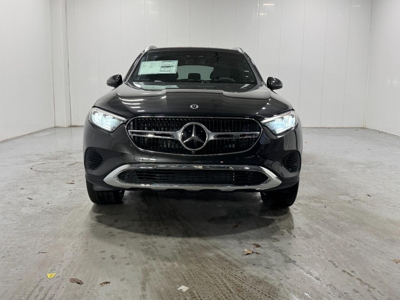 Mercedes-Benz GLC Vehicle Full-screen Gallery Image 7