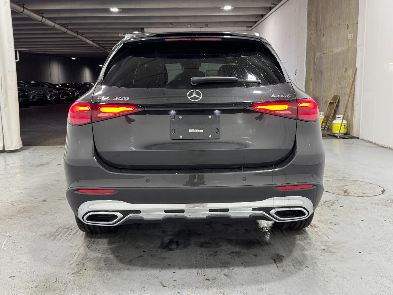 Mercedes-Benz GLC Vehicle Full-screen Gallery Image 9