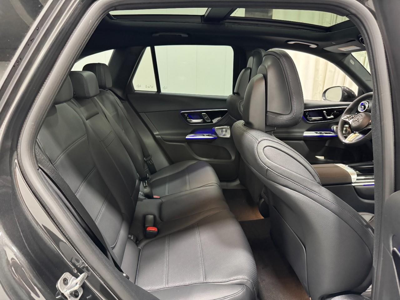 Mercedes-Benz GLC Vehicle Full-screen Gallery Image 10