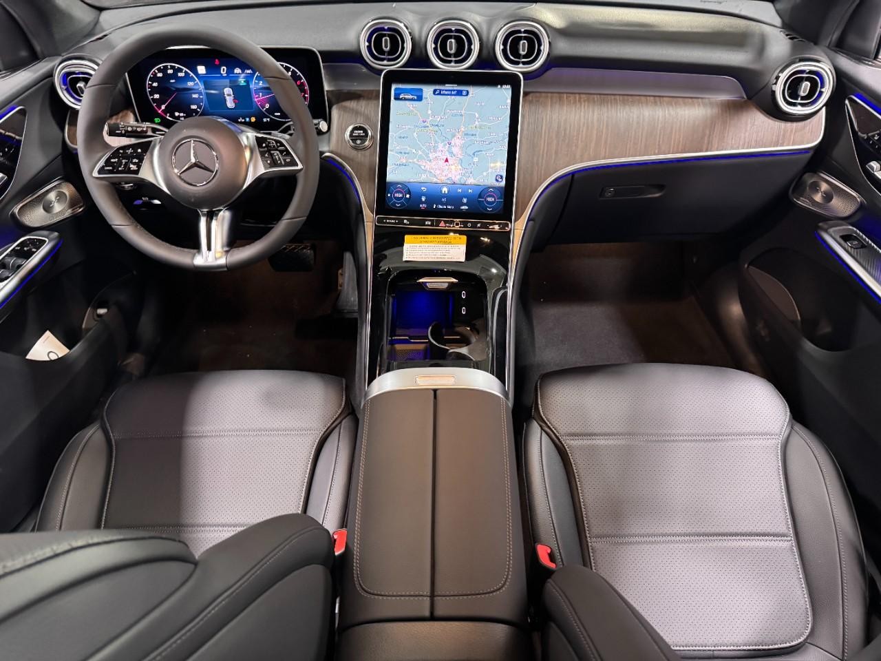 Mercedes-Benz GLC Vehicle Full-screen Gallery Image 12