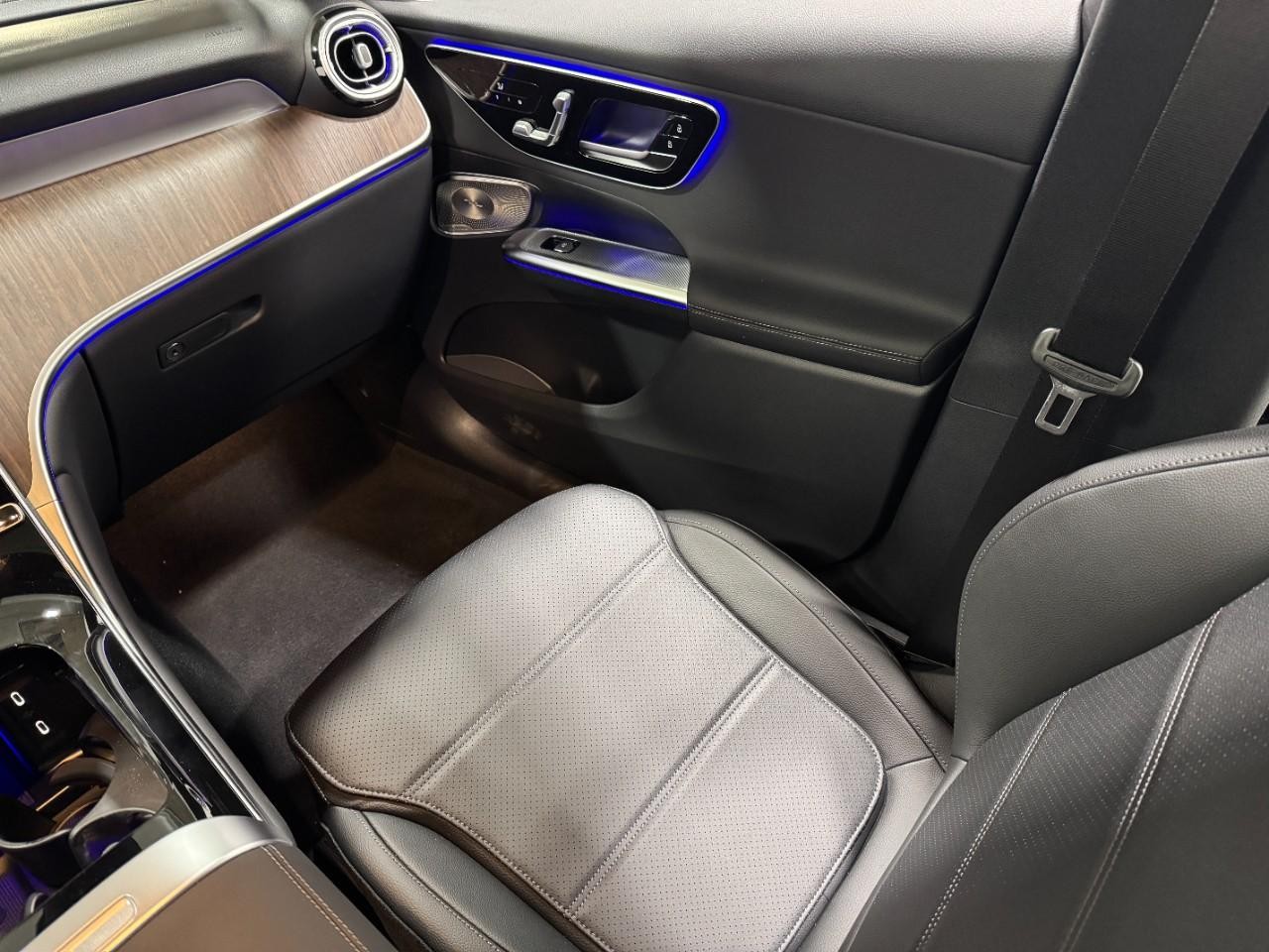 Mercedes-Benz GLC Vehicle Full-screen Gallery Image 15