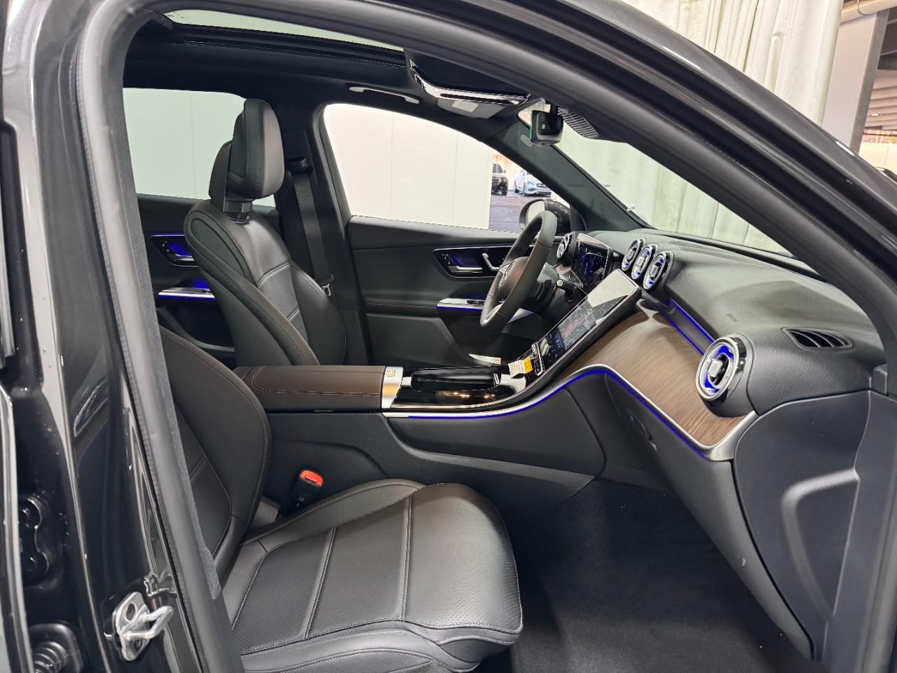 Mercedes-Benz GLC Vehicle Full-screen Gallery Image 16