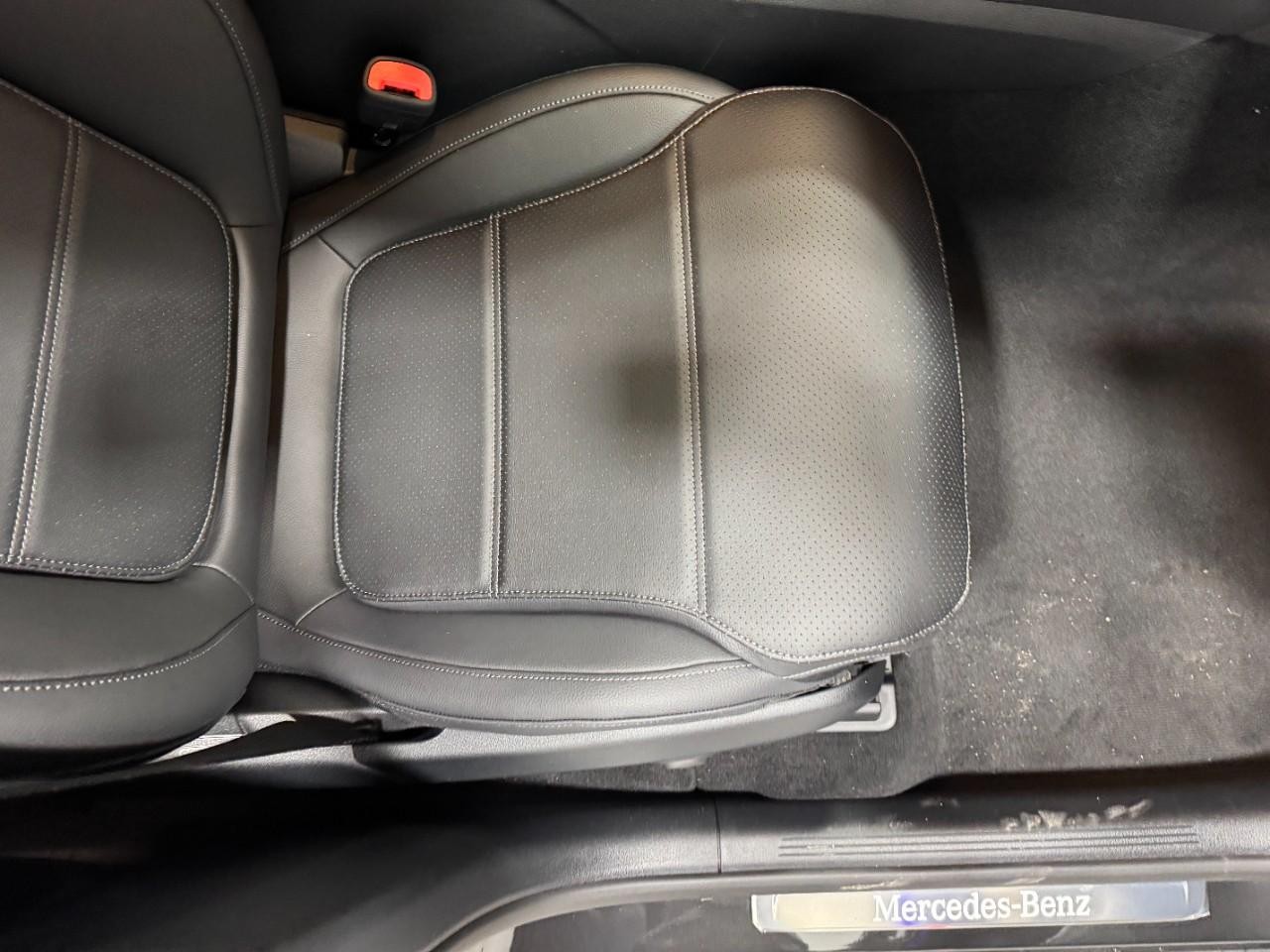 Mercedes-Benz GLC Vehicle Full-screen Gallery Image 17