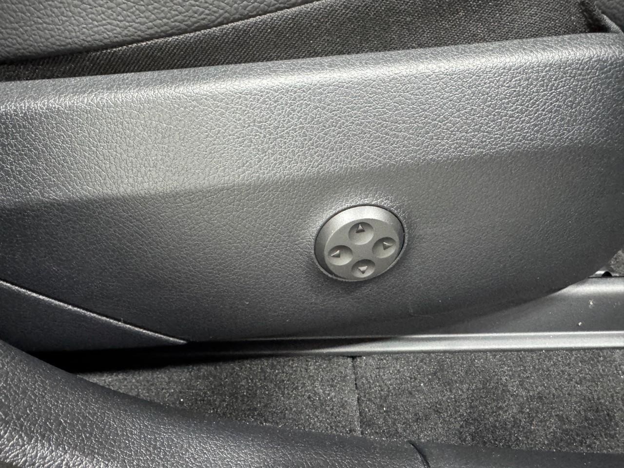 Mercedes-Benz GLC Vehicle Full-screen Gallery Image 18