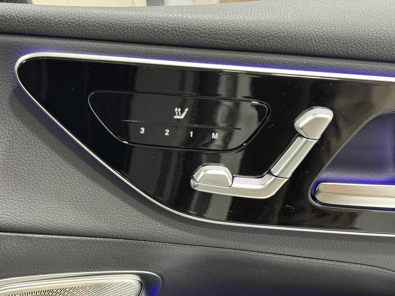 Mercedes-Benz GLC Vehicle Full-screen Gallery Image 19