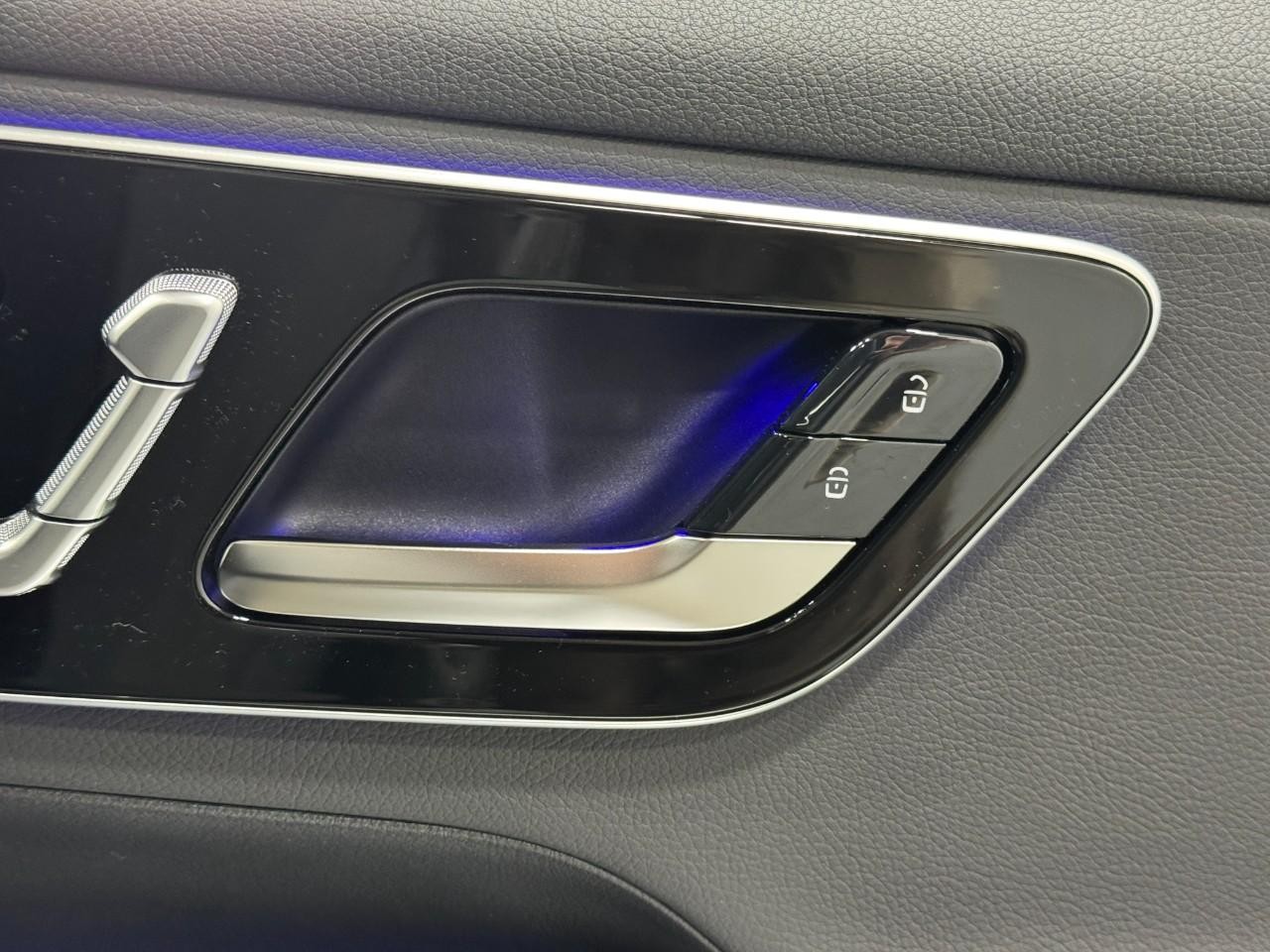 Mercedes-Benz GLC Vehicle Full-screen Gallery Image 20