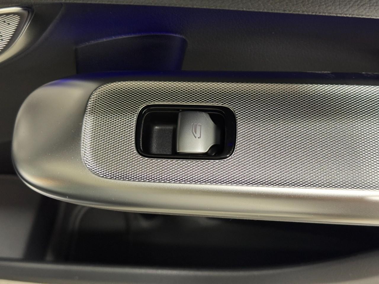 Mercedes-Benz GLC Vehicle Full-screen Gallery Image 21