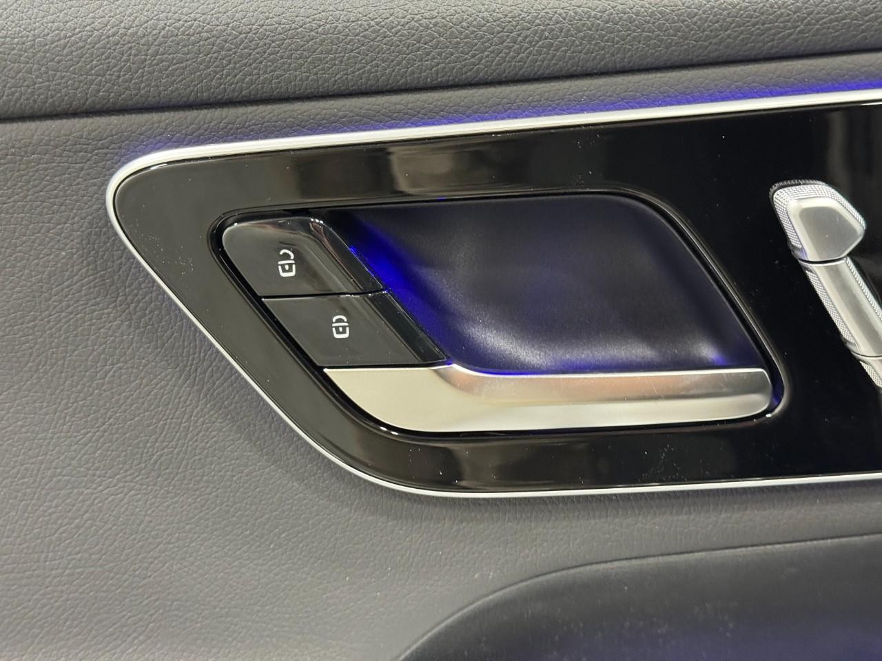 Mercedes-Benz GLC Vehicle Full-screen Gallery Image 23