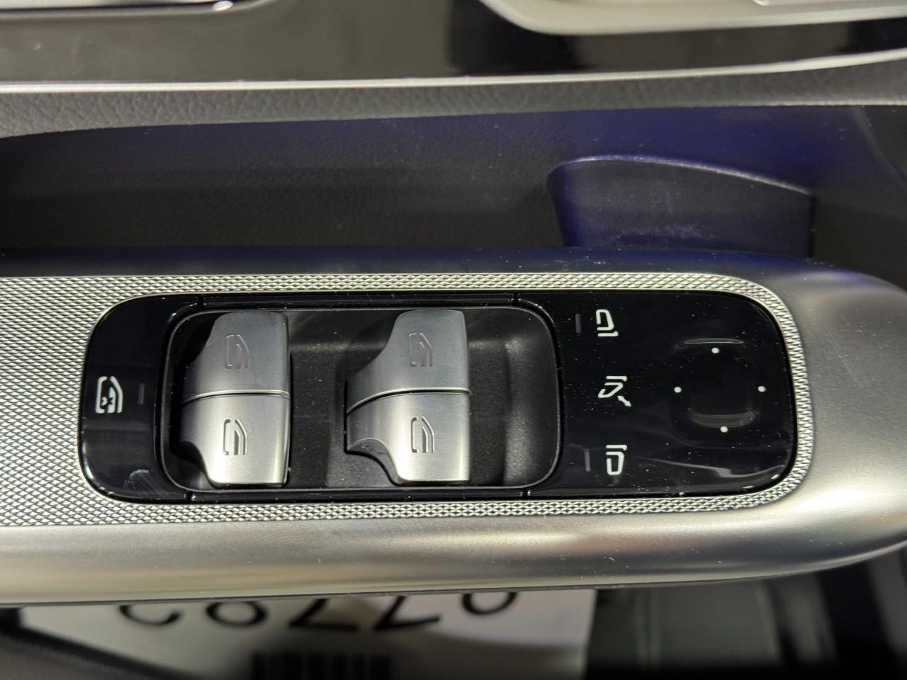 Mercedes-Benz GLC Vehicle Full-screen Gallery Image 24