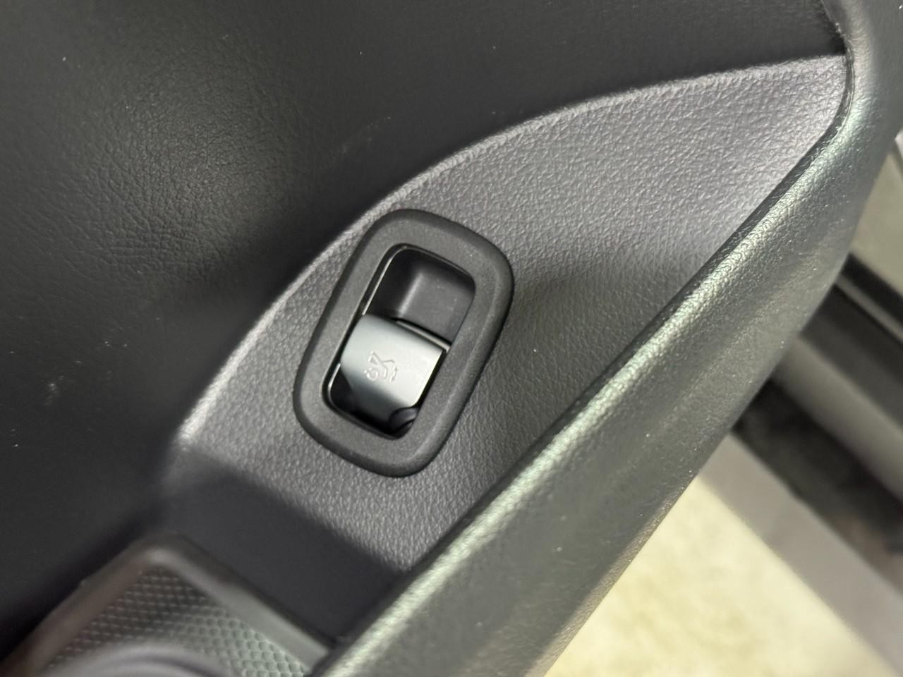 Mercedes-Benz GLC Vehicle Full-screen Gallery Image 26