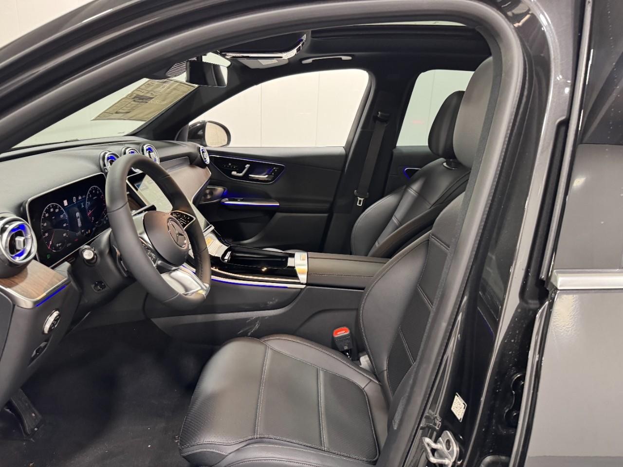 Mercedes-Benz GLC Vehicle Full-screen Gallery Image 27