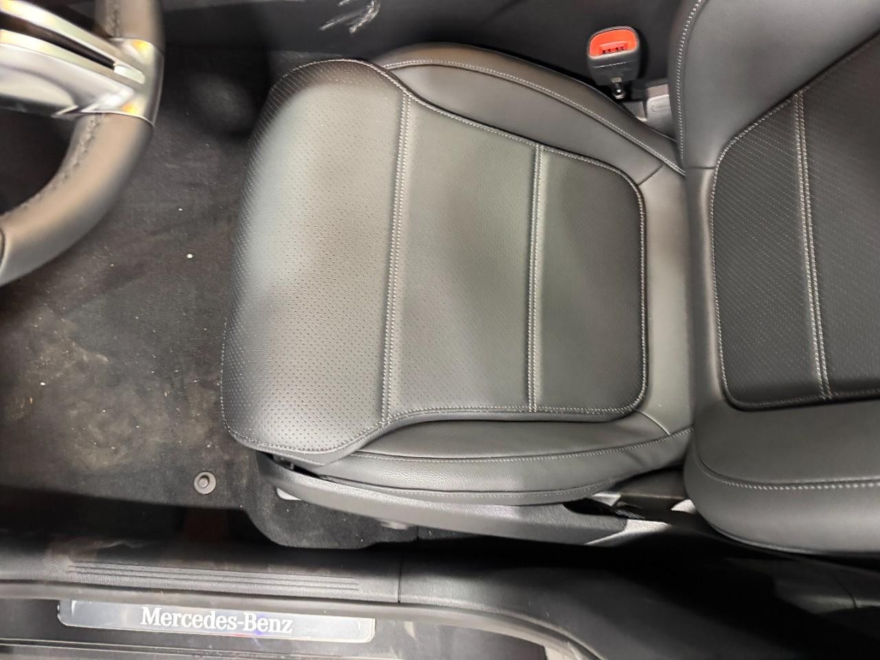 Mercedes-Benz GLC Vehicle Full-screen Gallery Image 28