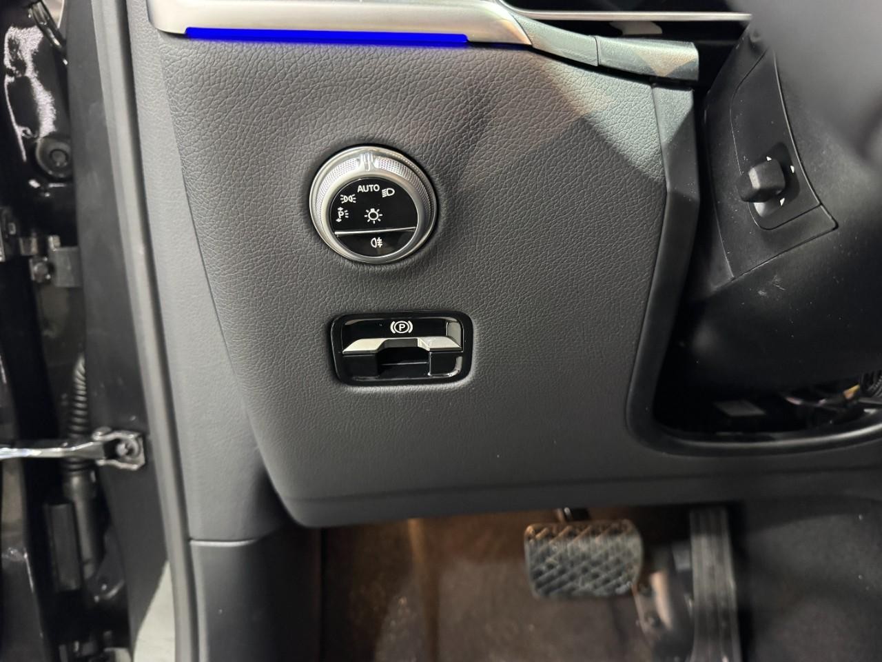 Mercedes-Benz GLC Vehicle Full-screen Gallery Image 30