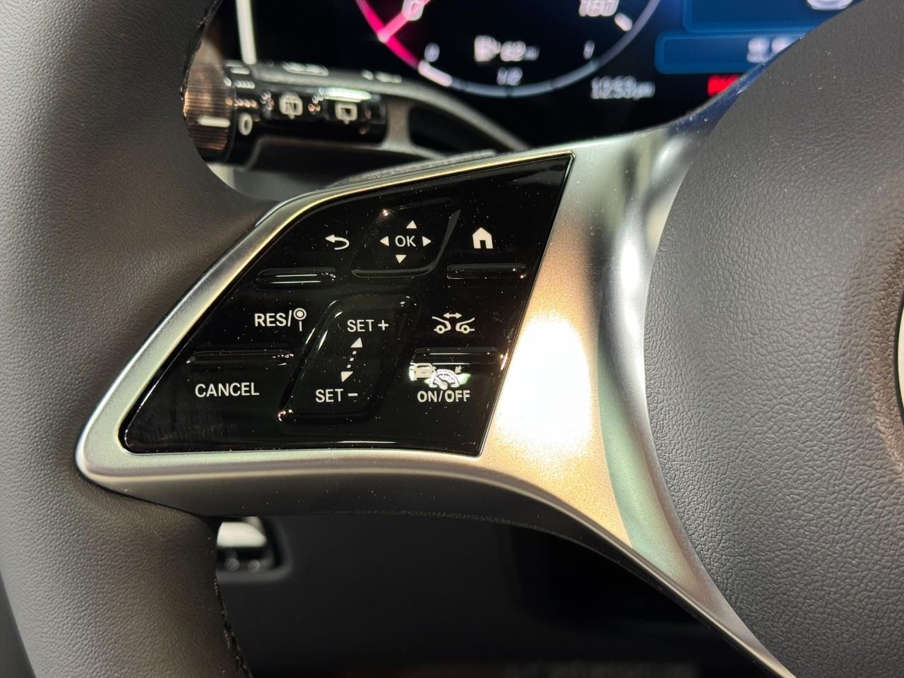 Mercedes-Benz GLC Vehicle Full-screen Gallery Image 31