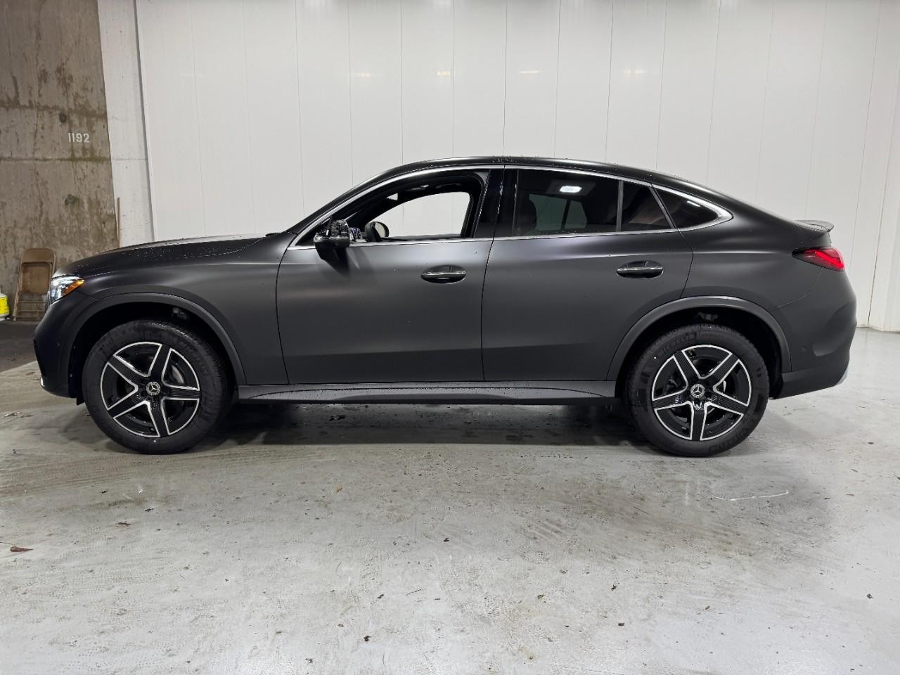 Mercedes-Benz GLC Vehicle Full-screen Gallery Image 2