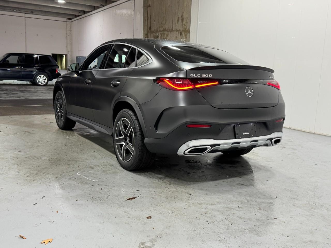 Mercedes-Benz GLC Vehicle Full-screen Gallery Image 3