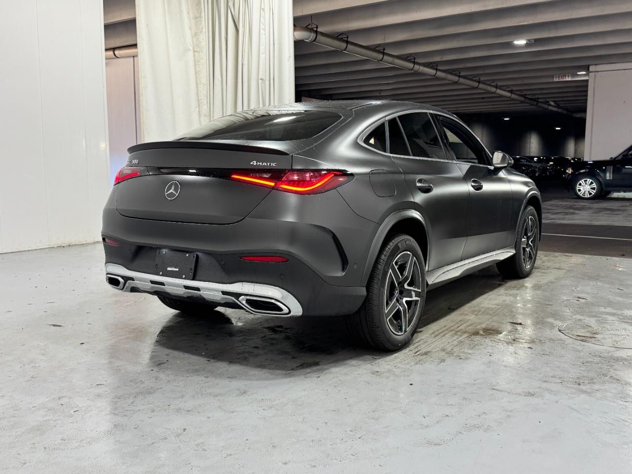 Mercedes-Benz GLC Vehicle Full-screen Gallery Image 4