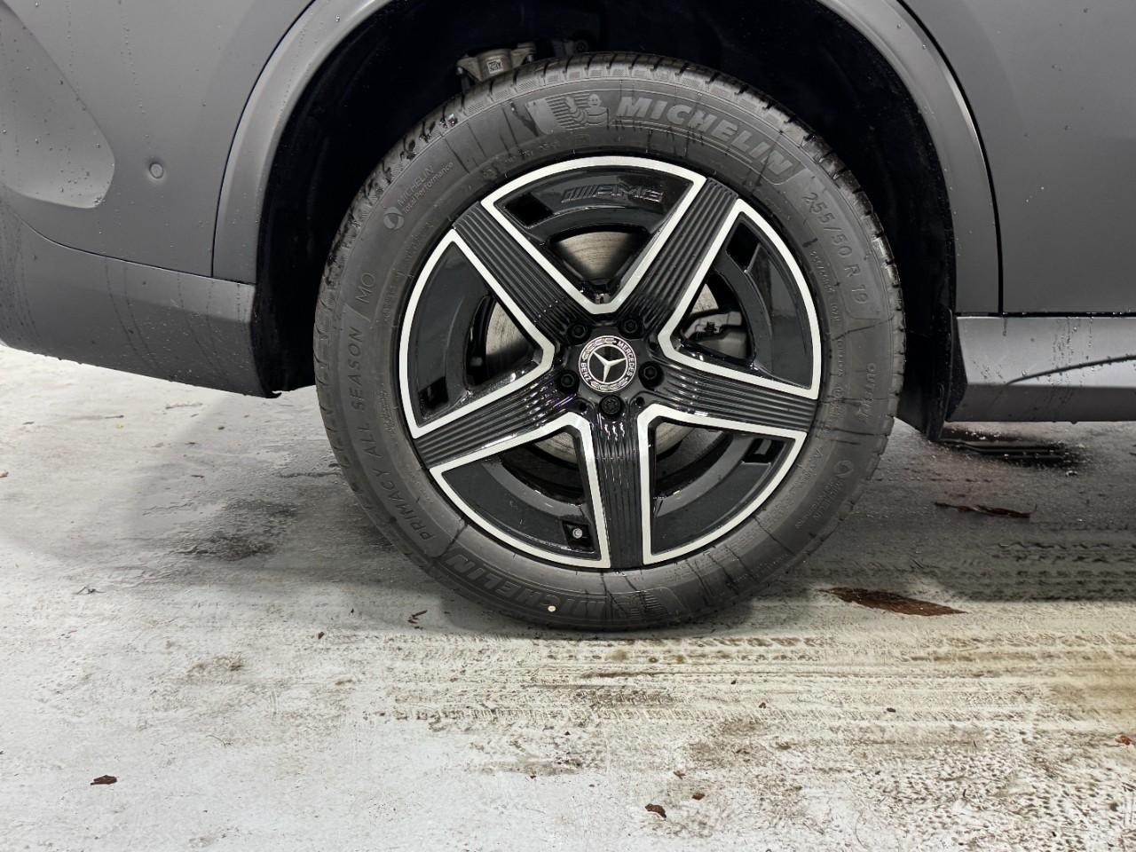 Mercedes-Benz GLC Vehicle Full-screen Gallery Image 5