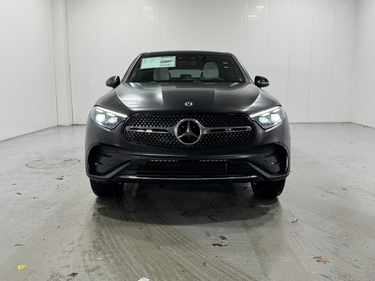 Mercedes-Benz GLC Vehicle Full-screen Gallery Image 7