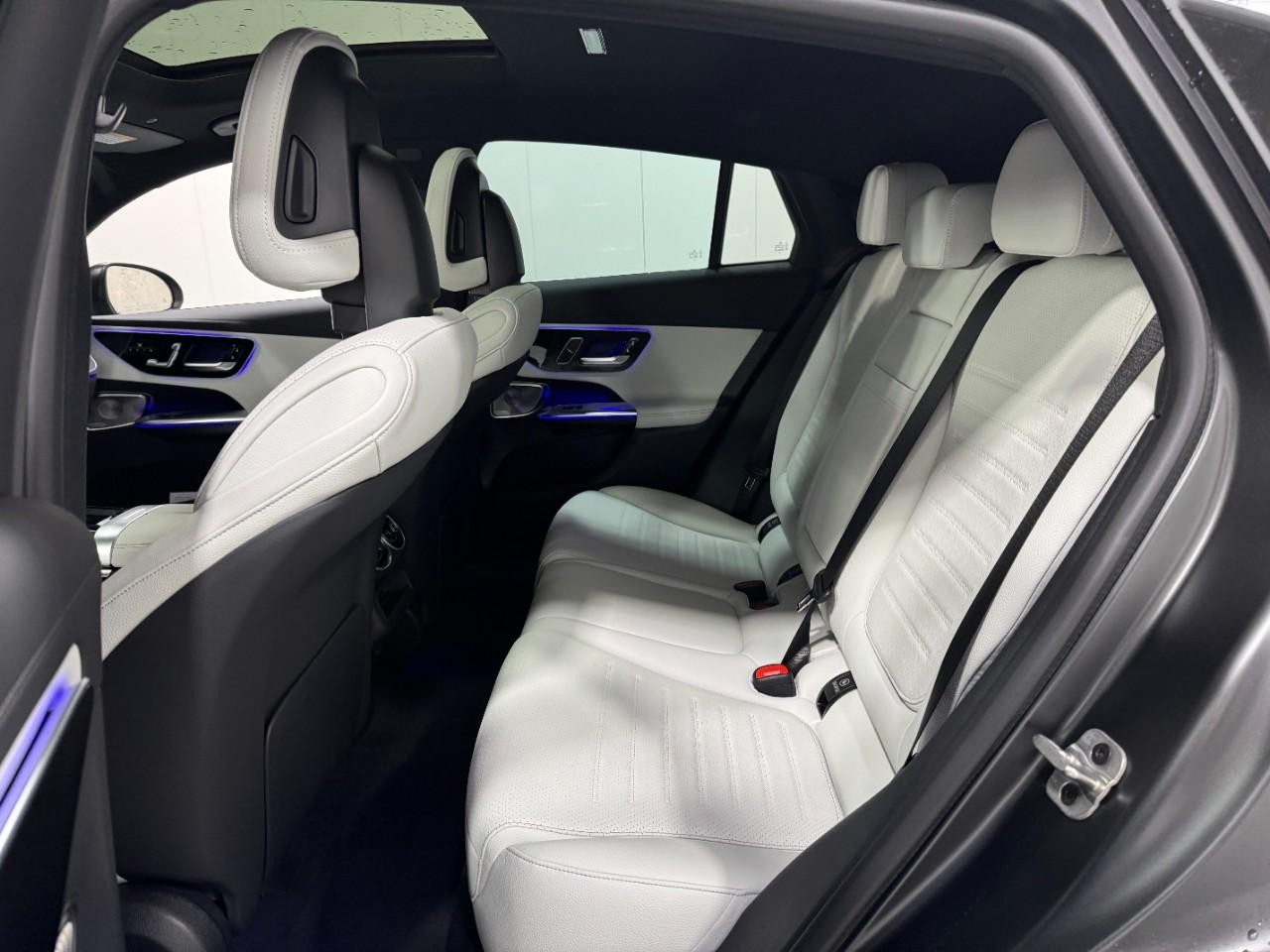 Mercedes-Benz GLC Vehicle Full-screen Gallery Image 8