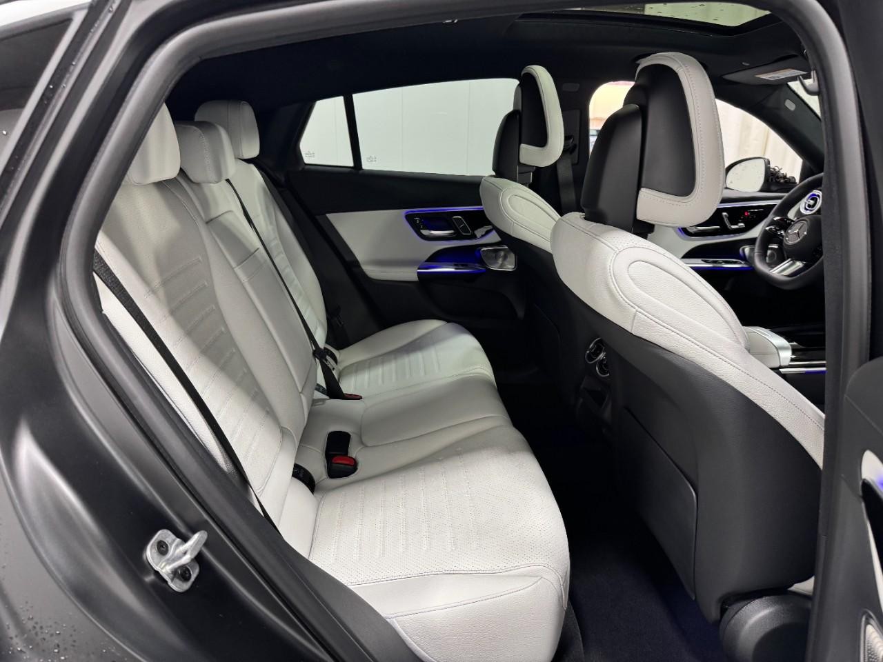 Mercedes-Benz GLC Vehicle Full-screen Gallery Image 10