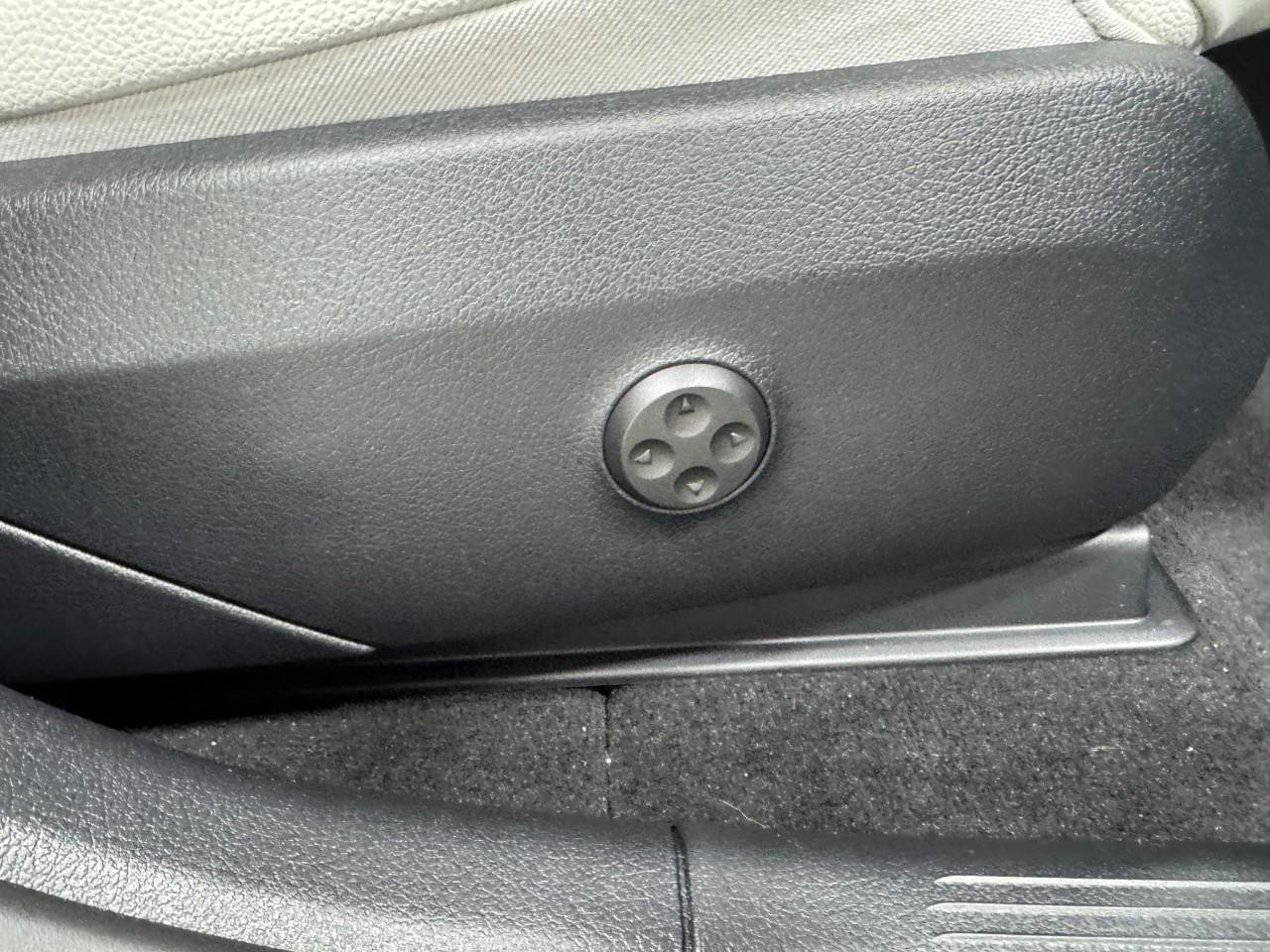 Mercedes-Benz GLC Vehicle Full-screen Gallery Image 18