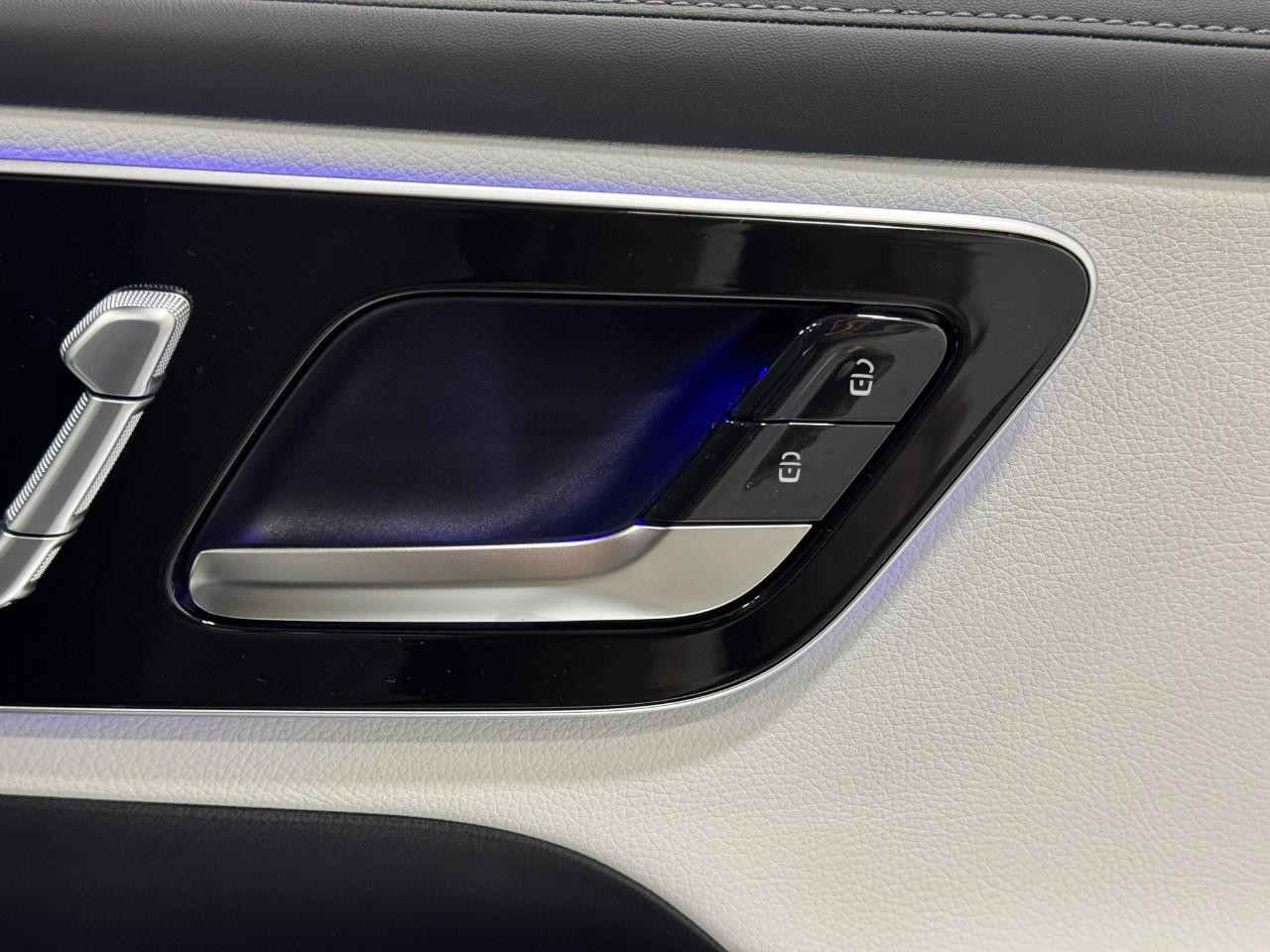 Mercedes-Benz GLC Vehicle Full-screen Gallery Image 20