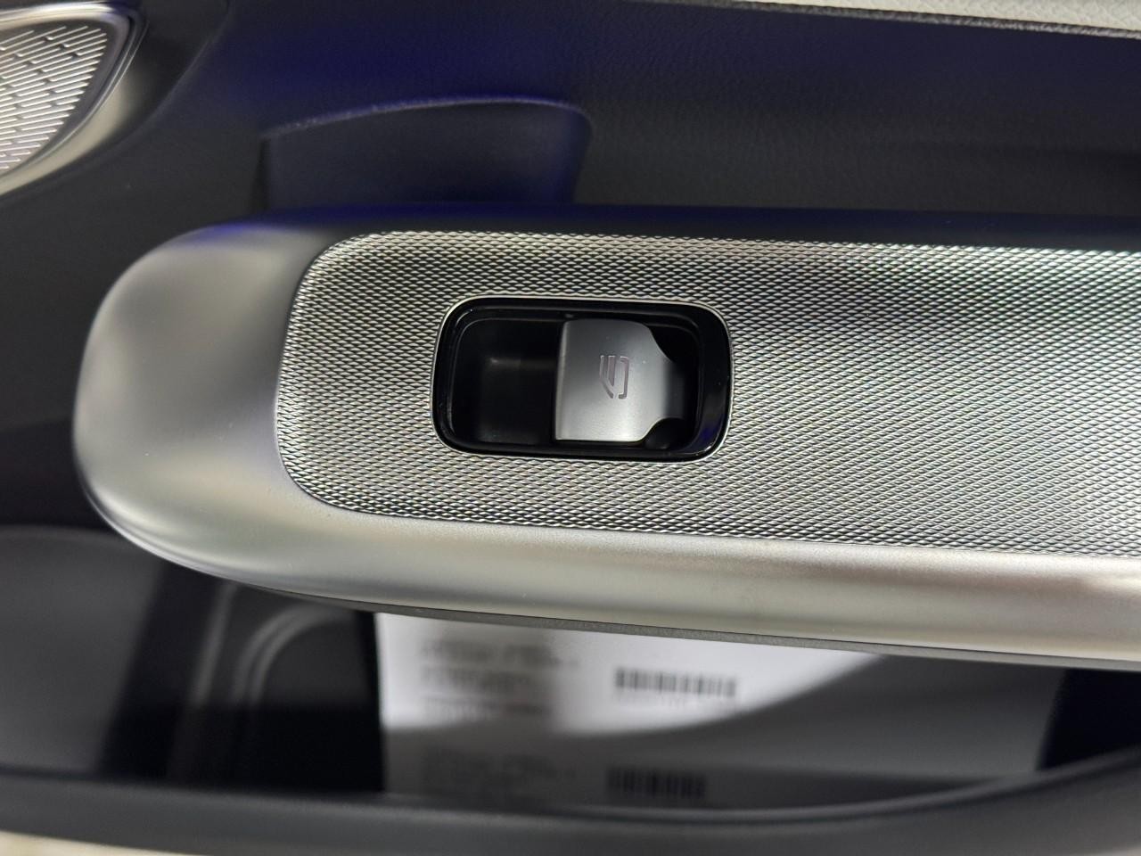 Mercedes-Benz GLC Vehicle Full-screen Gallery Image 21