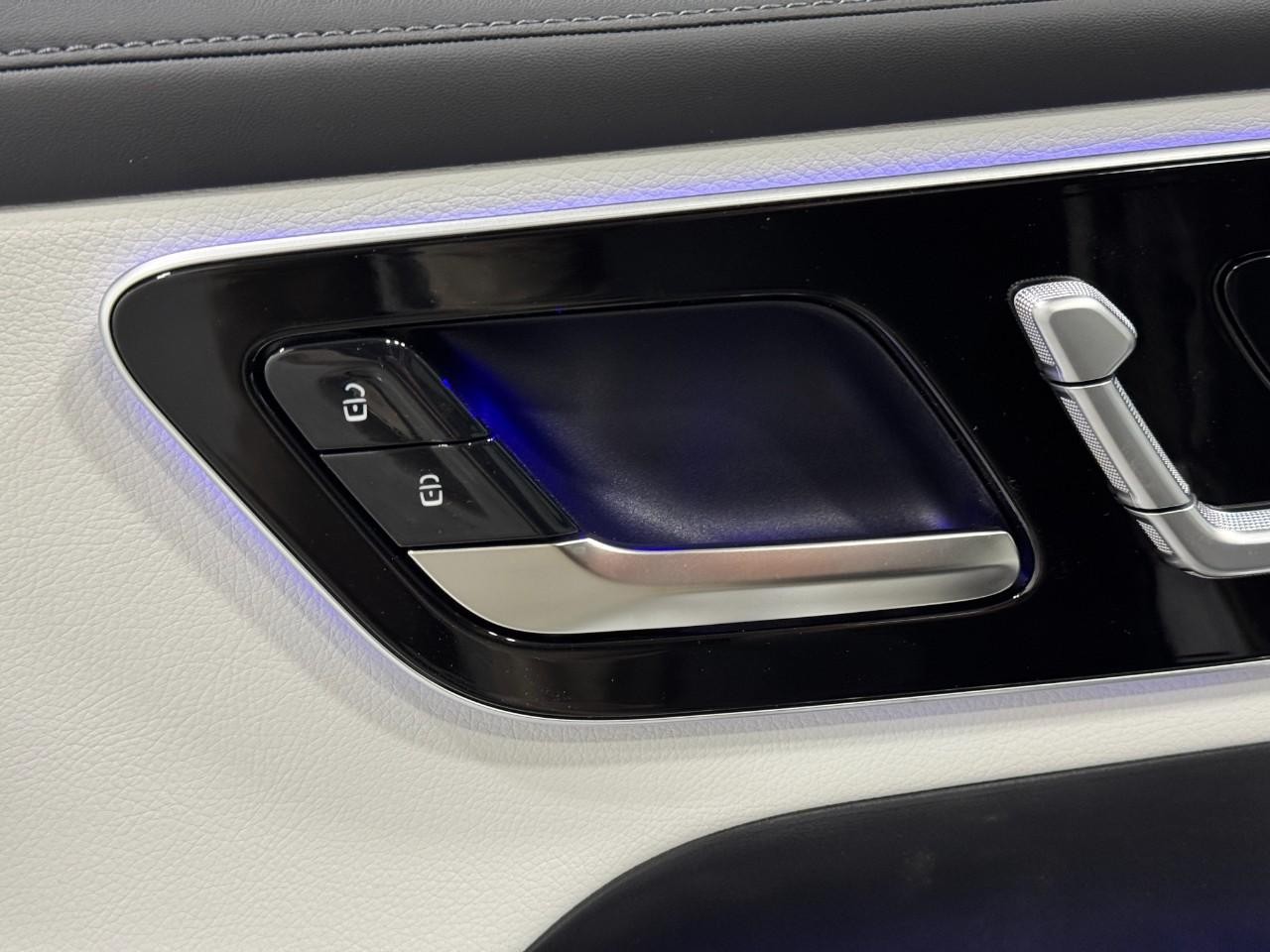 Mercedes-Benz GLC Vehicle Full-screen Gallery Image 23