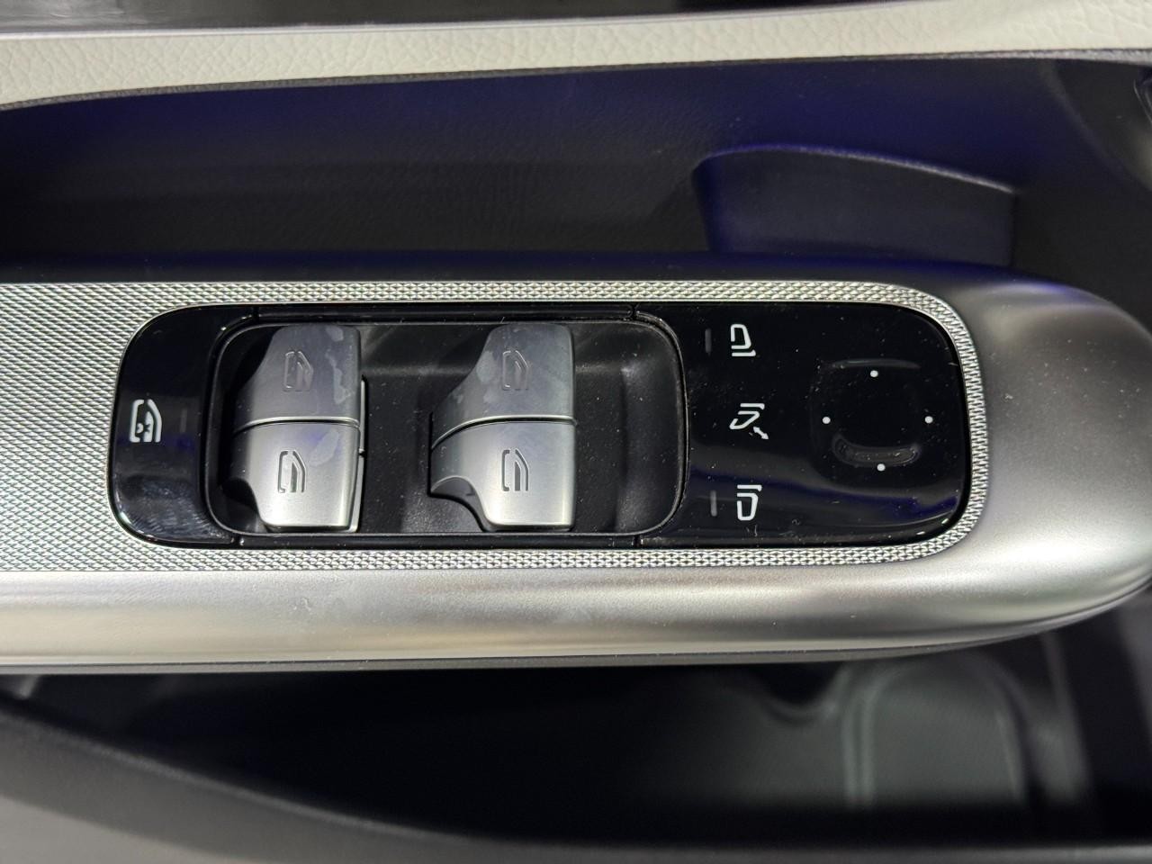 Mercedes-Benz GLC Vehicle Full-screen Gallery Image 24