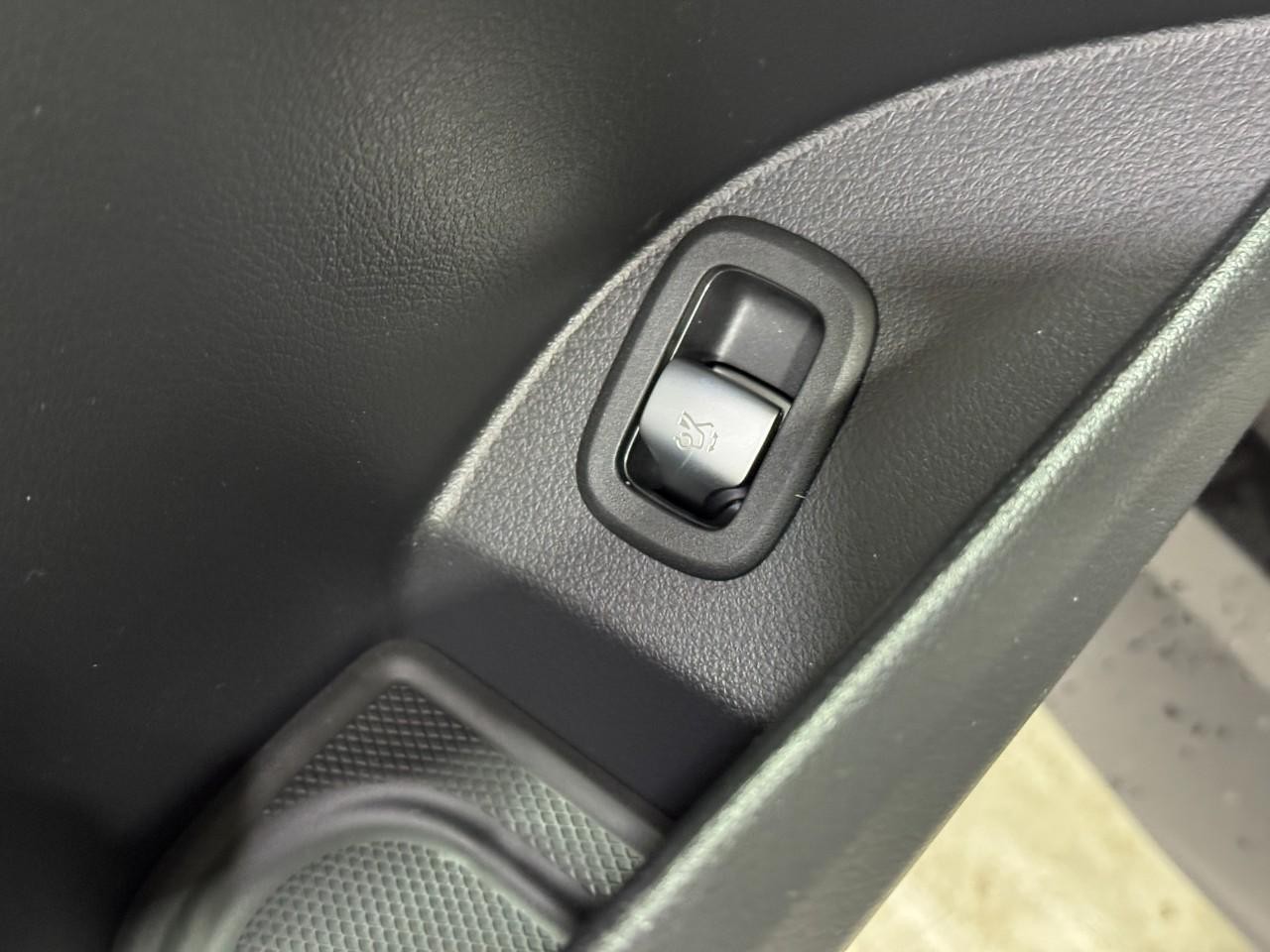 Mercedes-Benz GLC Vehicle Full-screen Gallery Image 26