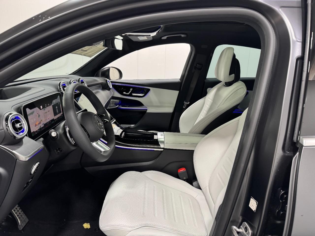 Mercedes-Benz GLC Vehicle Full-screen Gallery Image 27