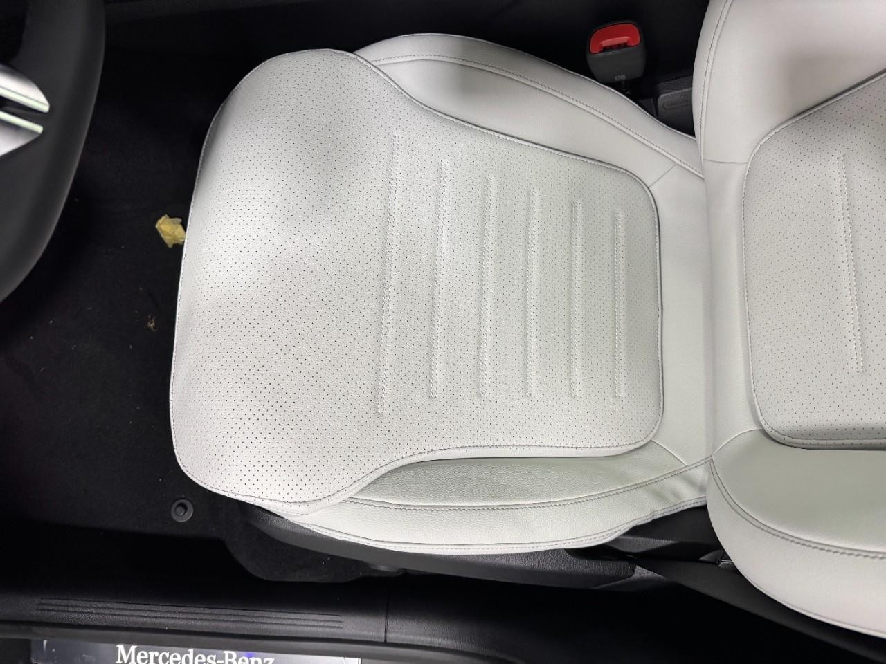 Mercedes-Benz GLC Vehicle Full-screen Gallery Image 28