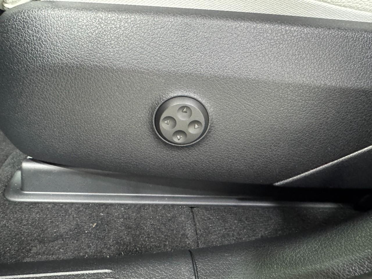 Mercedes-Benz GLC Vehicle Full-screen Gallery Image 29