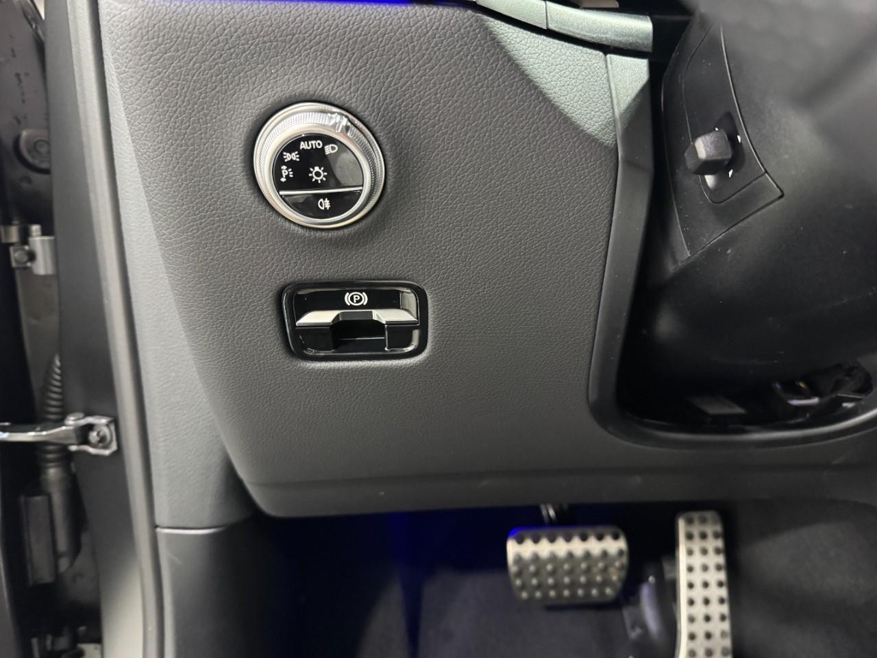 Mercedes-Benz GLC Vehicle Full-screen Gallery Image 30