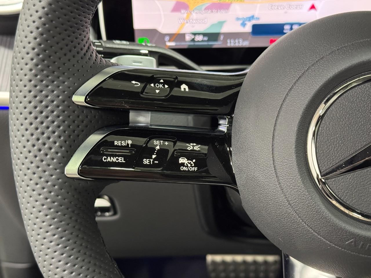 Mercedes-Benz GLC Vehicle Full-screen Gallery Image 31