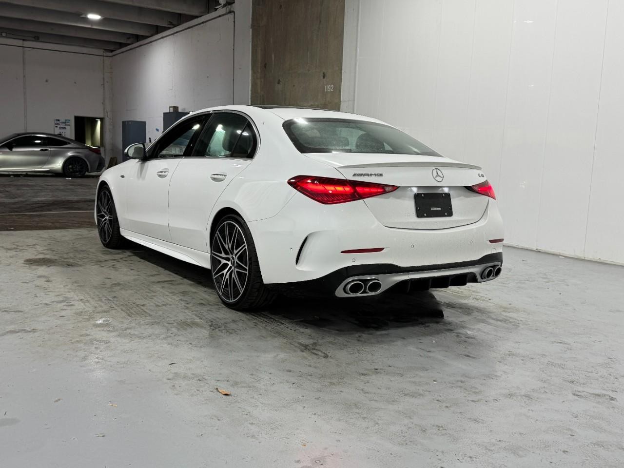 Mercedes-Benz C-Class Vehicle Full-screen Gallery Image 4