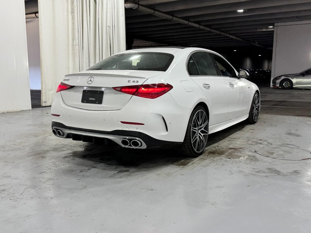 Mercedes-Benz C-Class Vehicle Full-screen Gallery Image 5